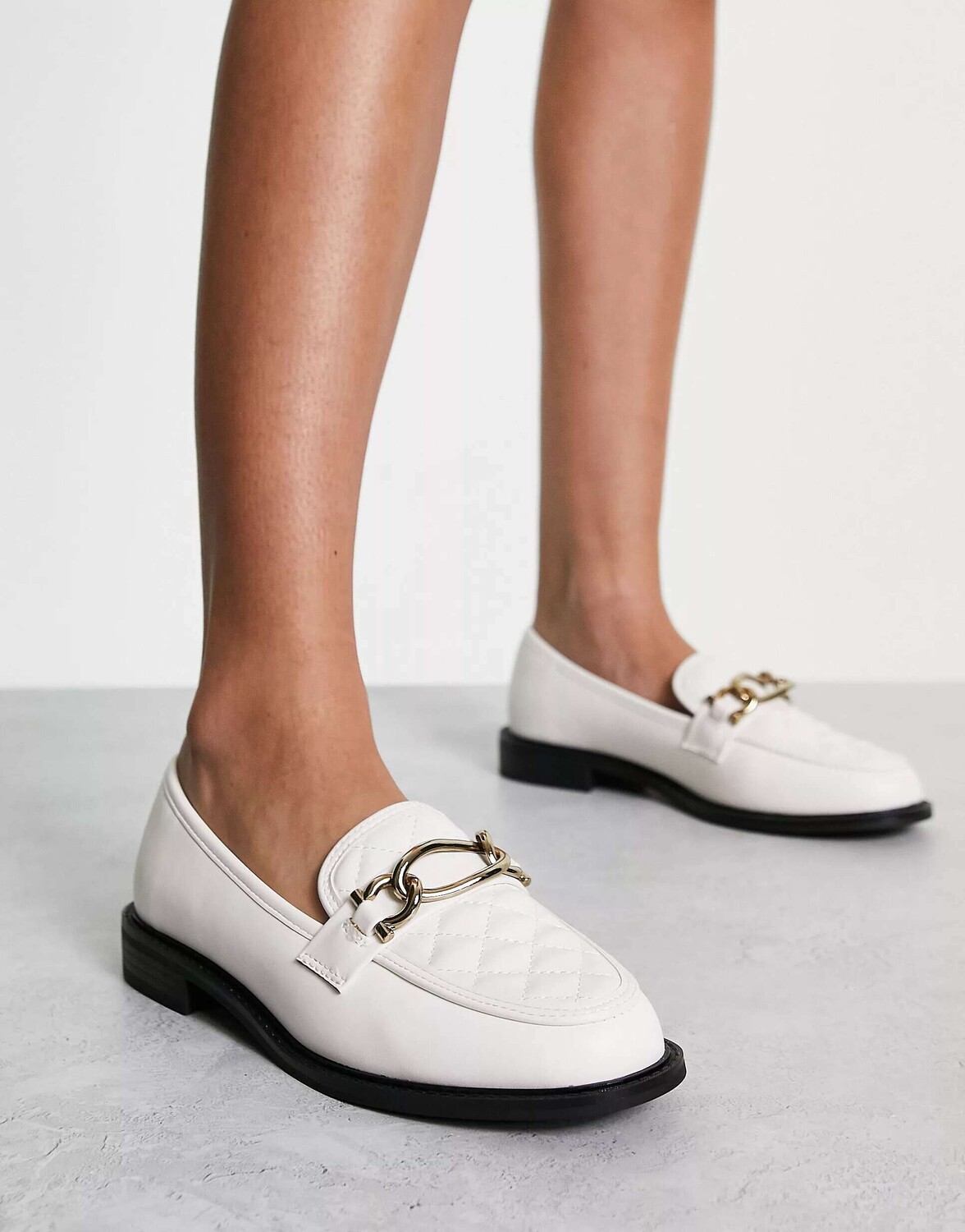 

Кремовые стеганые лоферы с цепочкой River Island