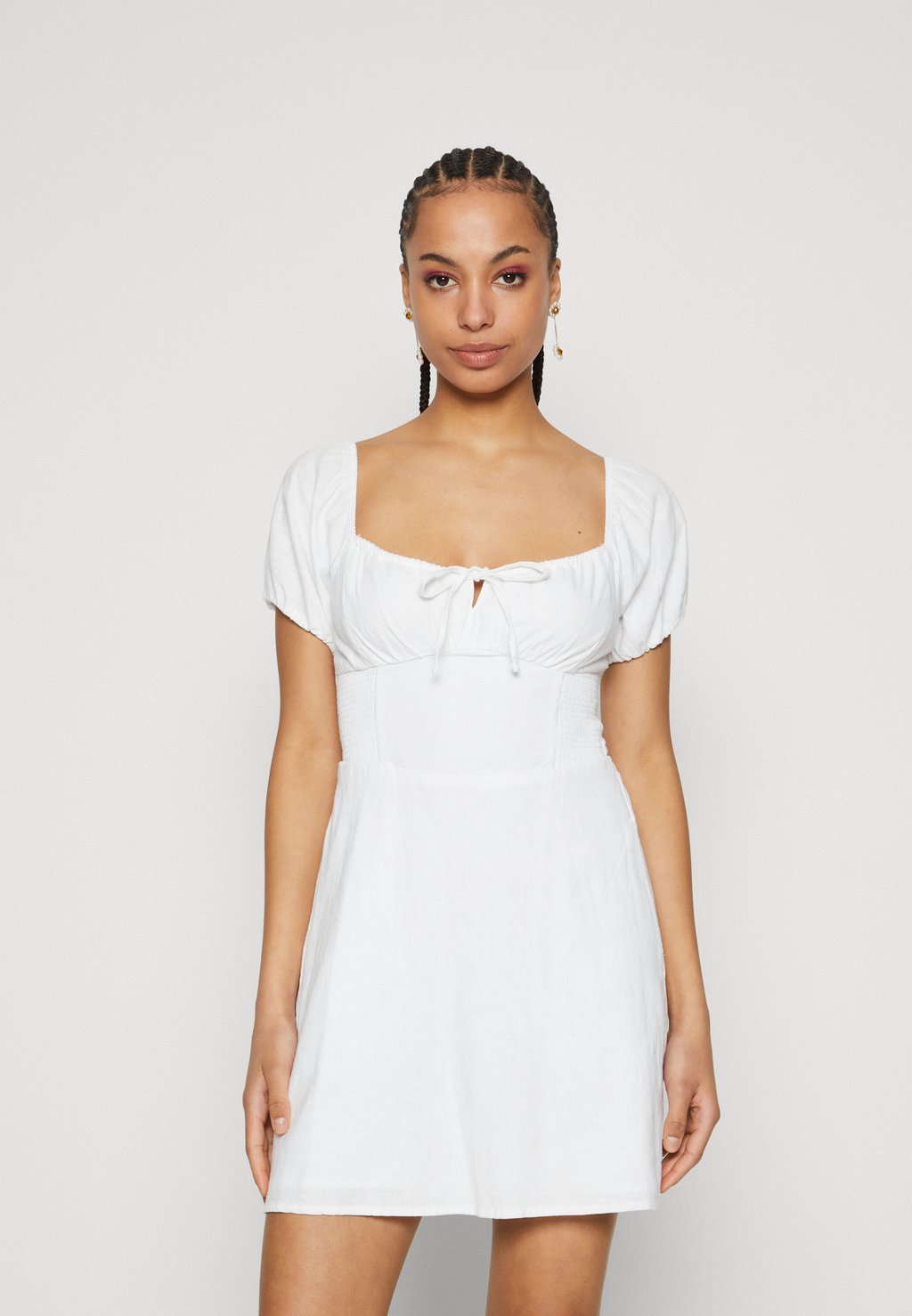 Дневное платье SOFIA DRESS Hollister Co., цвет bright white платье дневное bare saidie franchise skort dress hollister co темно синий