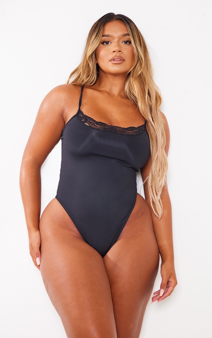 

PrettyLittleThing Черное матовое боди с кружевными деталями Shape