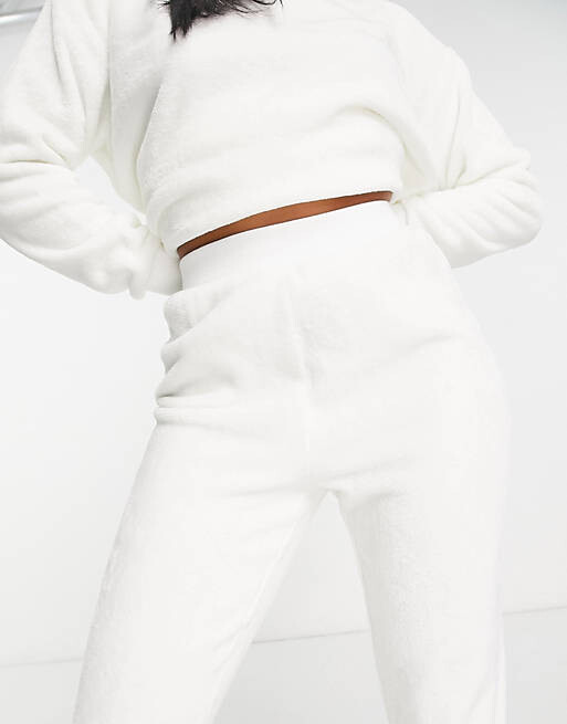 

Кремовый комплект из супермягкого флиса и джоггеров ASOS DESIGN Lounge