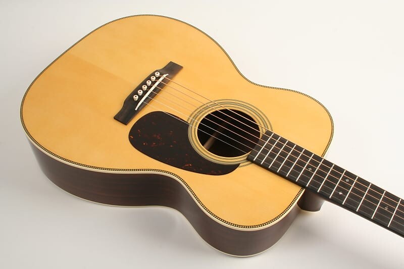 

Акустическая гитара Martin Custom Shop 00 Size 28 Style Adirondack Top Golden Era Bracing Modified V Neck 2739154