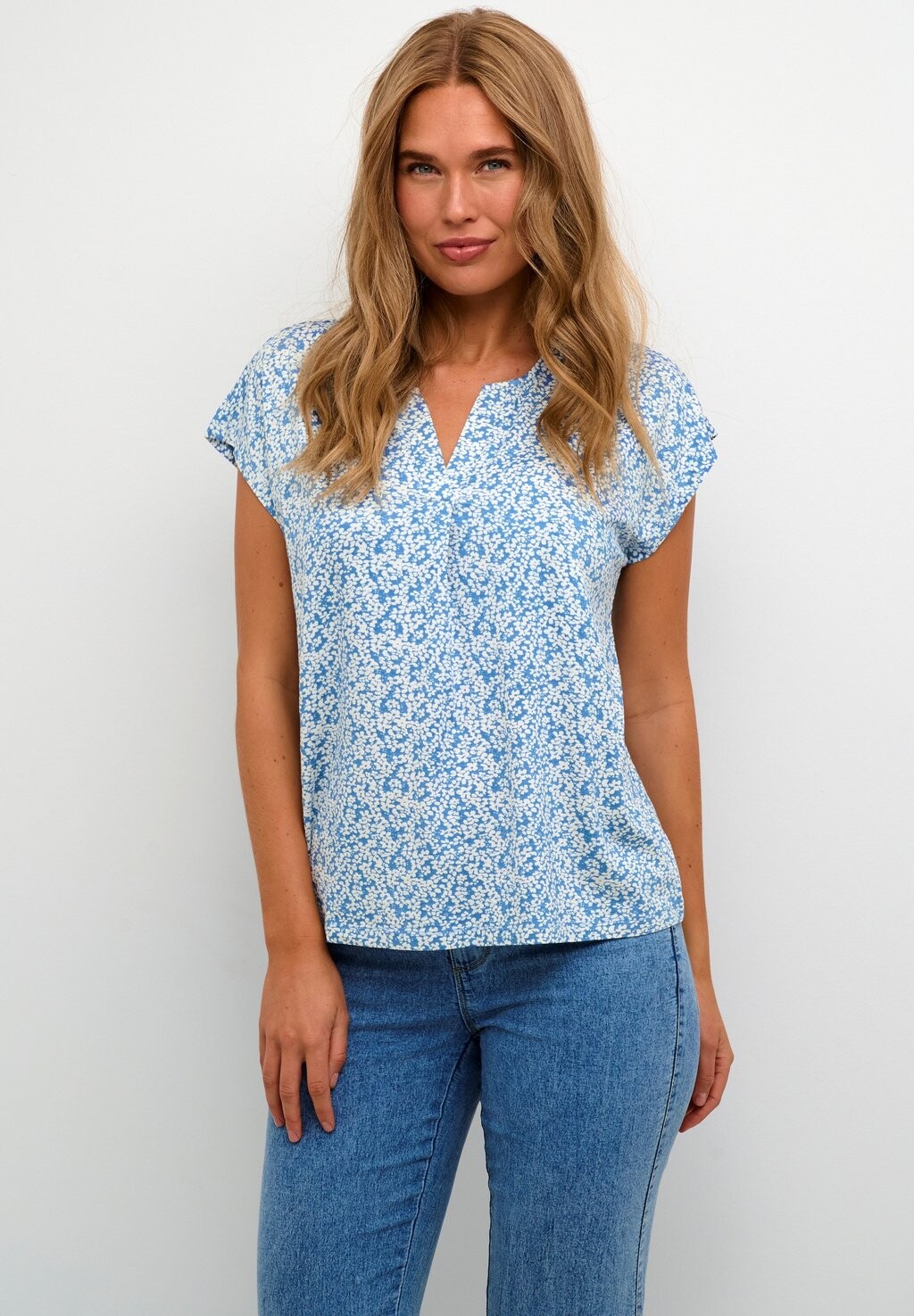 

Футболка с принтом Kaedmonda Kaffe, цвет blue chalk flower print