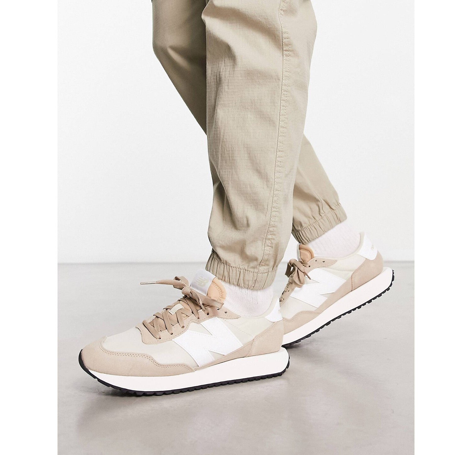 

Кроссовки New Balance 237 бежевого и овсяного цвета