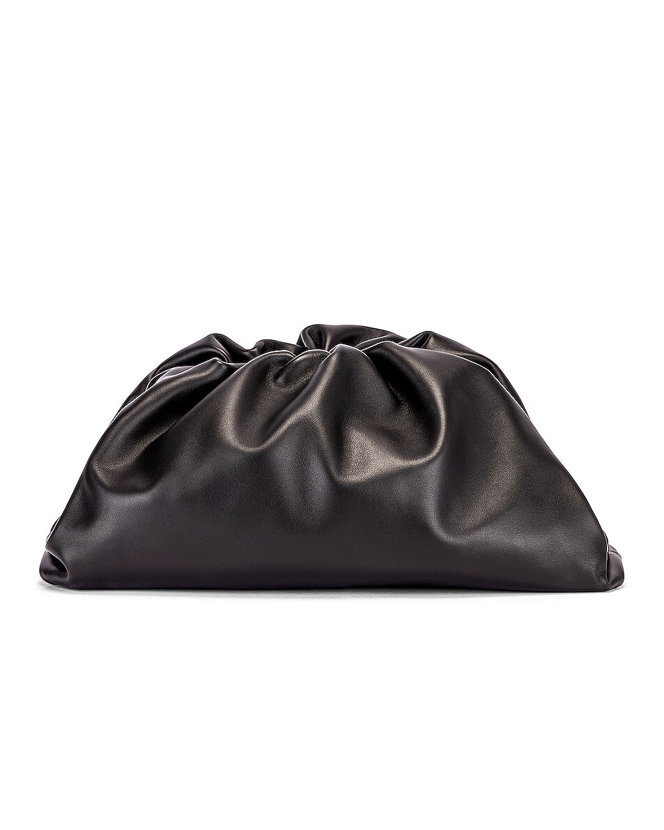 Сумка Bottega Veneta The Pouch Clutch, цвет Black & Silver сумка кросс боди bottega veneta structured phone pouch цвет black silver