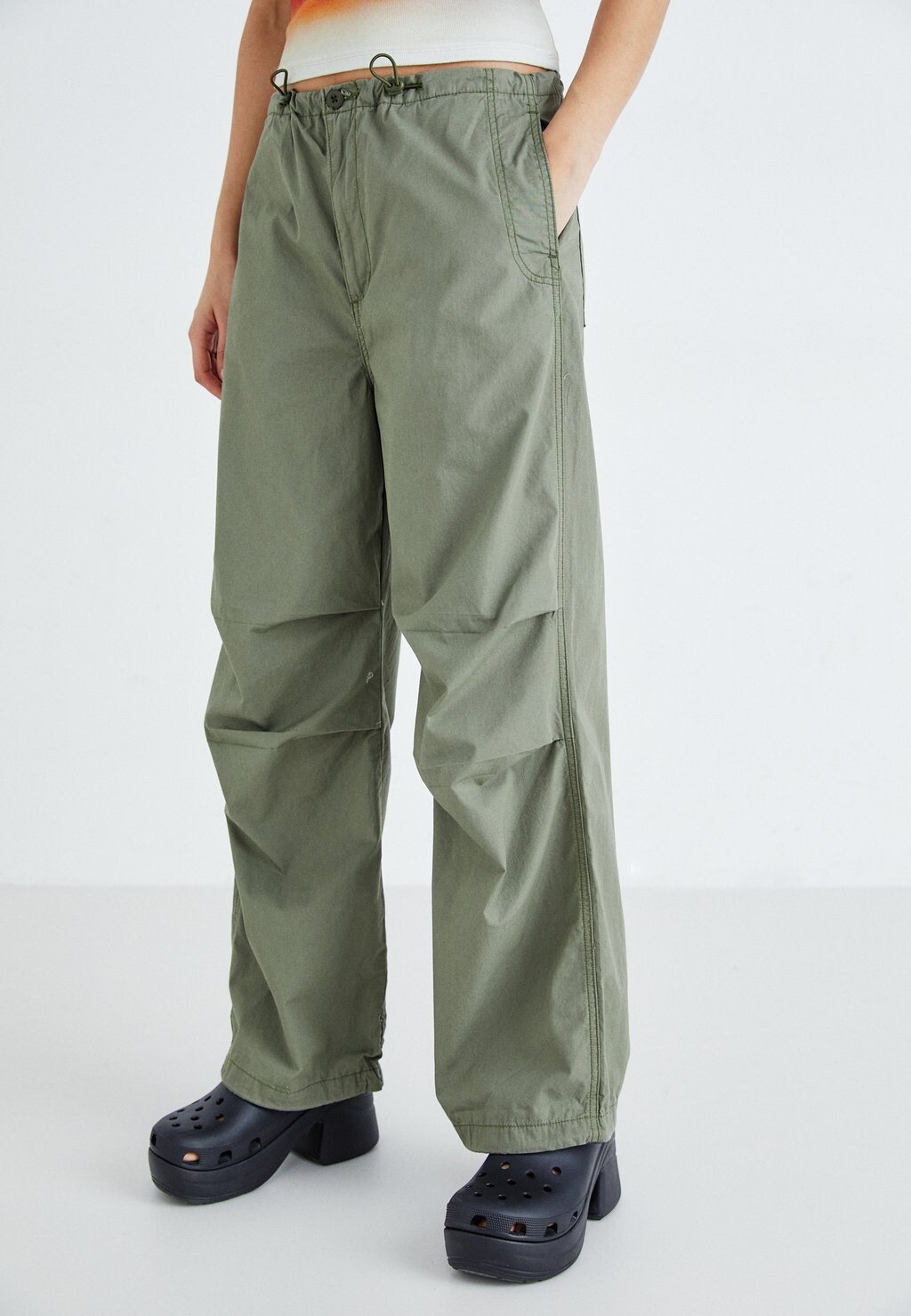 цена Брюки PARACHUTE PANT Levi's, цвет deep lichen green