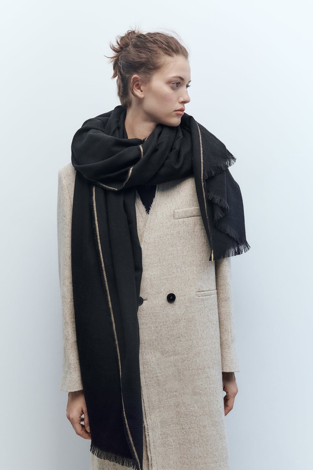 

Шарф с контрастными краями ZARA, черный