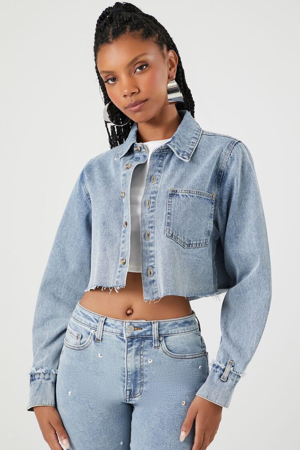 

Укороченная джинсовая рубашка с потертостями Forever 21, деним