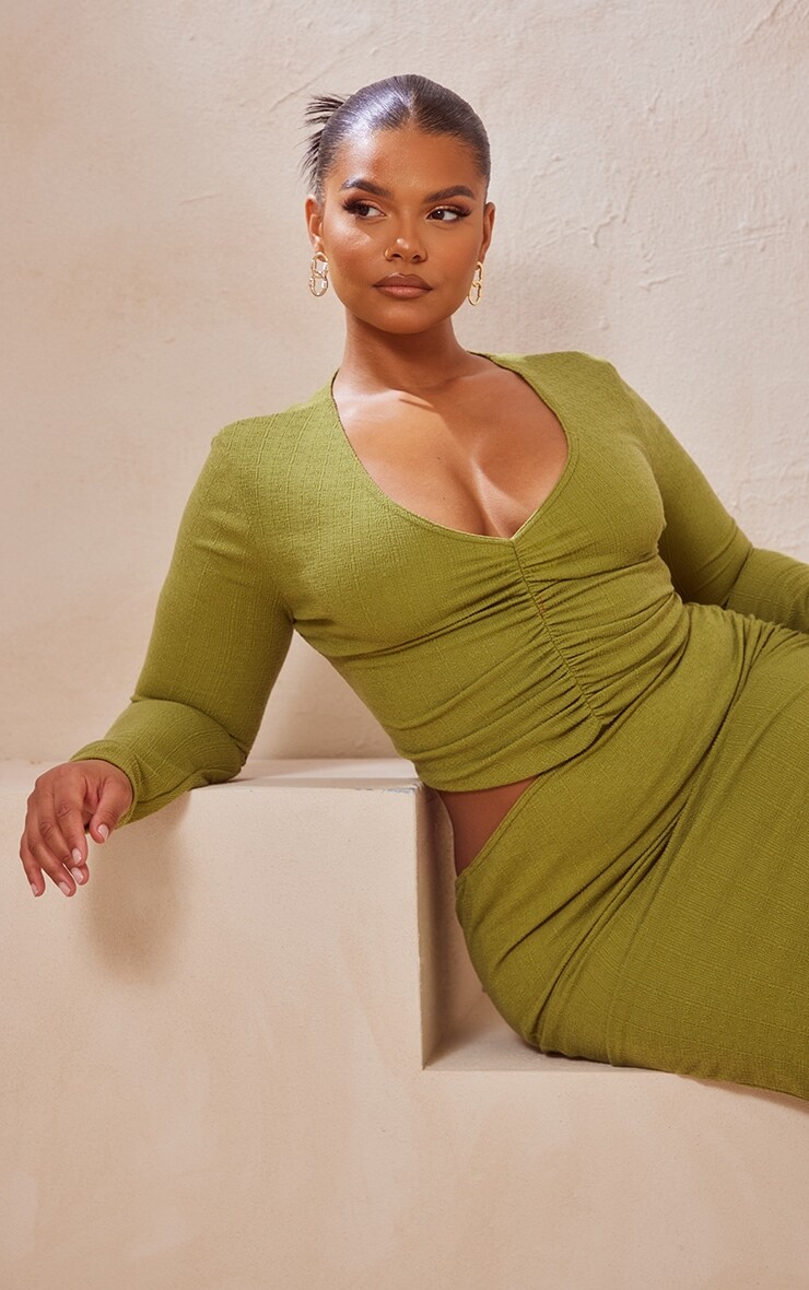 

PrettyLittleThing Плюс Оливковый топ с длинными рукавами и сборками спереди