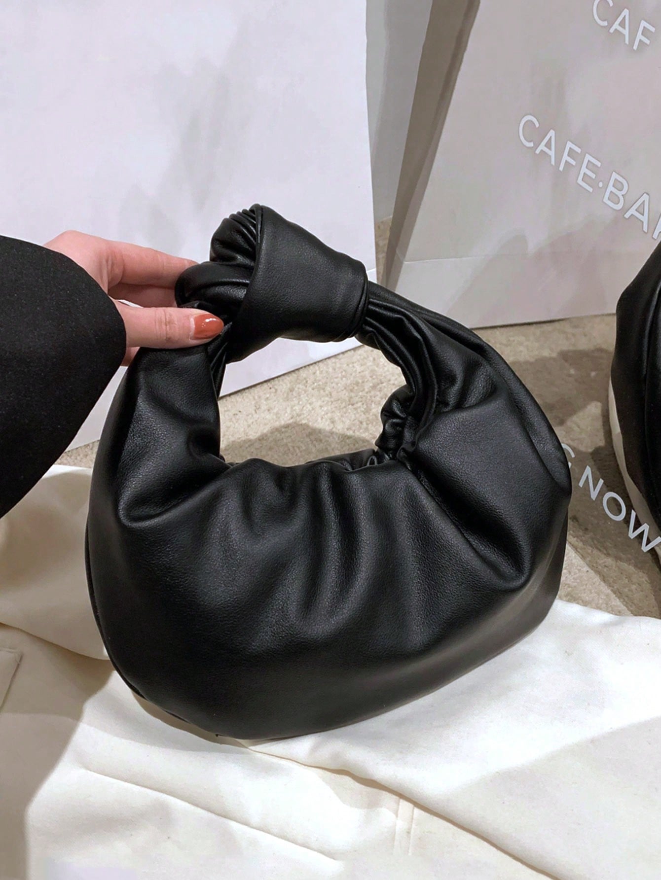 Модная простая плиссированная сумка в форме облака, черный
