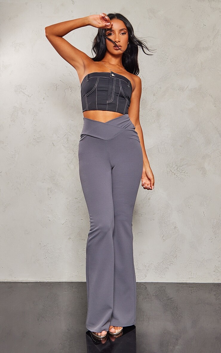 

PrettyLittleThing Темно-серые расклешенные брюки из крепа с перекрещенным подолом, Серый