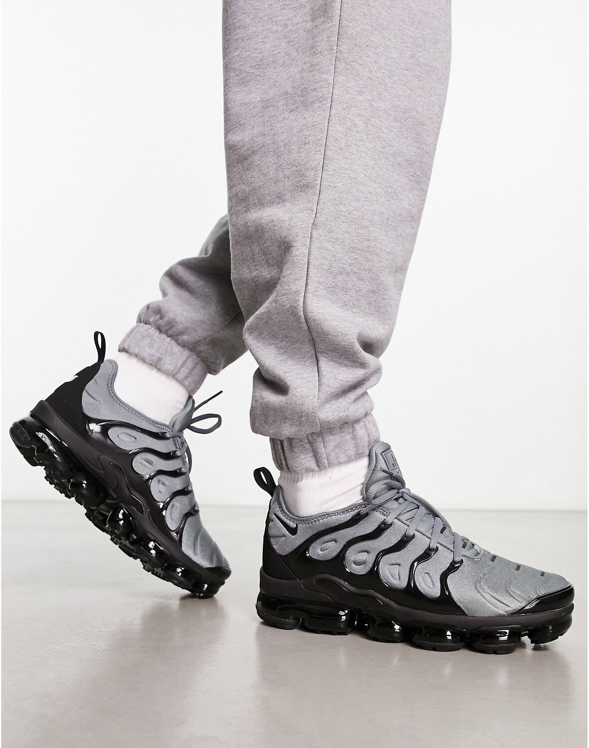 

Кроссовки Nike Air Vapormax Plus серого и черного цветов