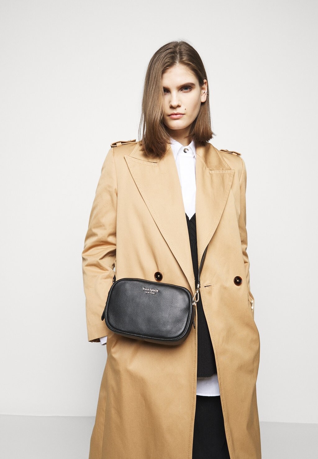 

Сумка через плечо MEDIUM CAMERA BAG kate spade new york, черный