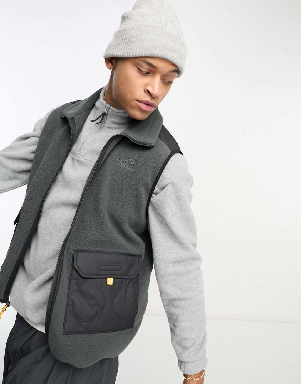 

Черно-серый флисовый жилет на молнии The North Face Royal Arch