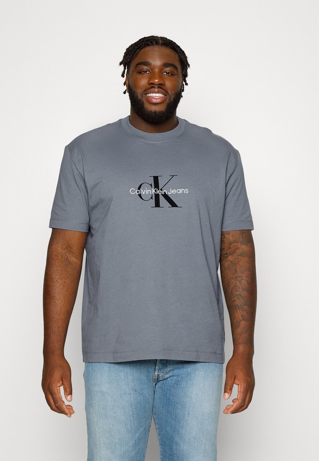 

Футболка с принтом Calvin Klein, серый