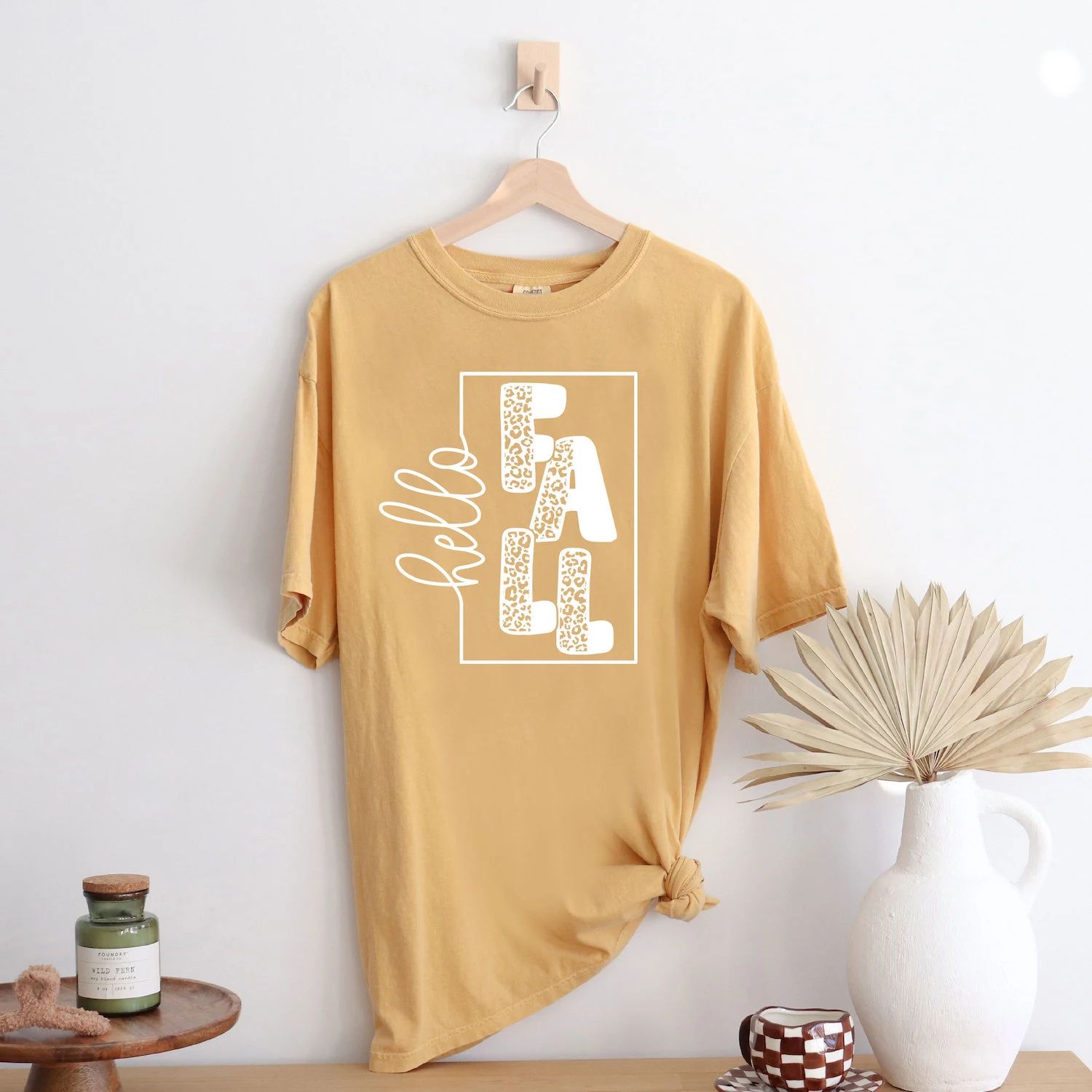 Квадратные футболки Hello Fall, окрашенные в одежду Simply Sage Market