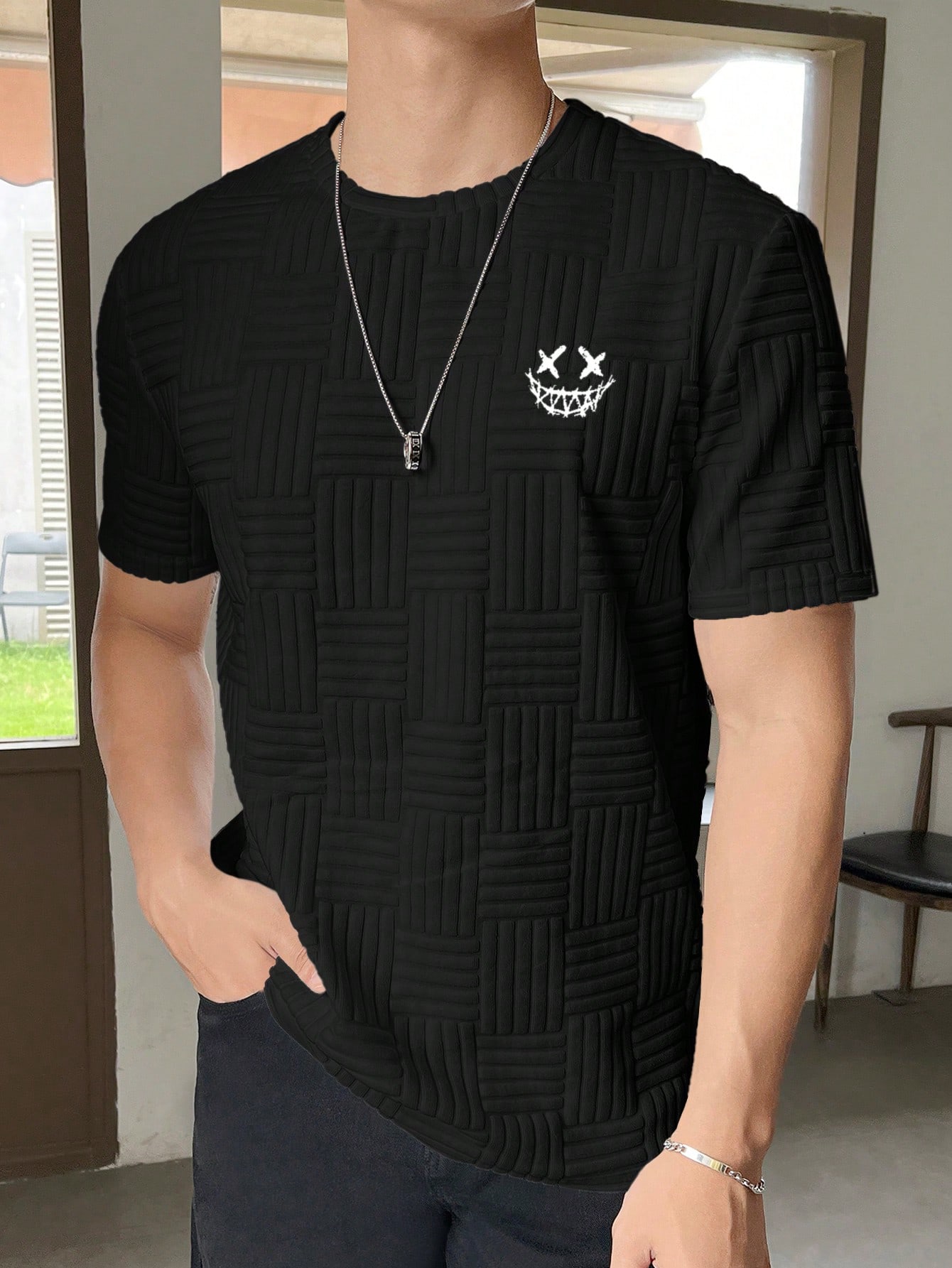 Мужская текстурированная футболка Manfinity Hypemode с вышитым выражением лица, черный