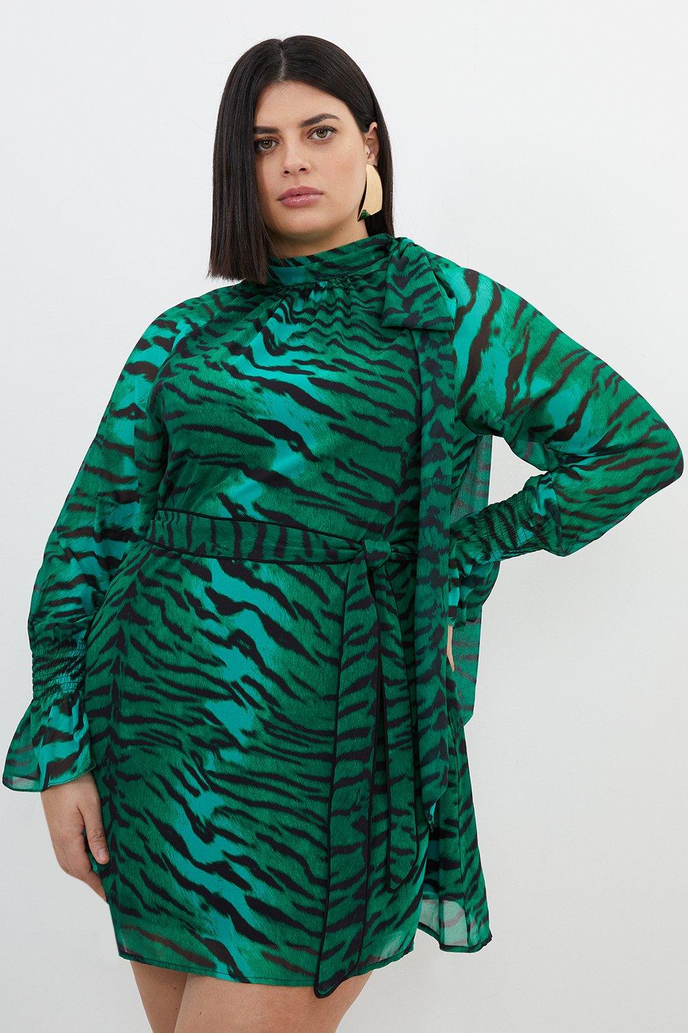 цена Плюс размер Жоржет с принтом дикого тигра и поясом Тканое мини-платье Karen Millen, зеленый