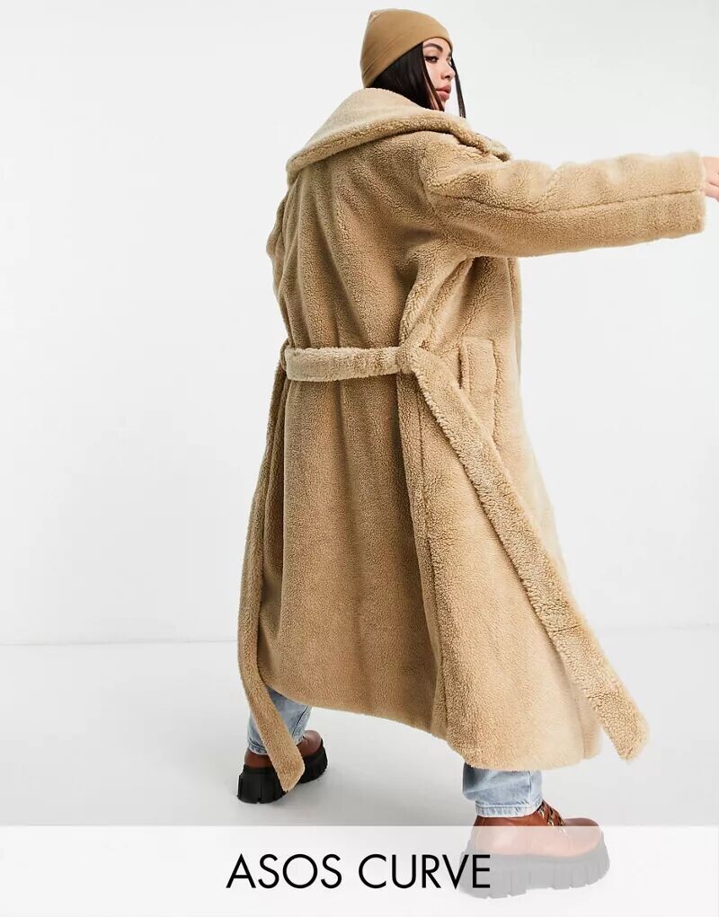 

Удлиненная парка светло-коричневого цвета с нашивками ASOS DESIGN Curve borg