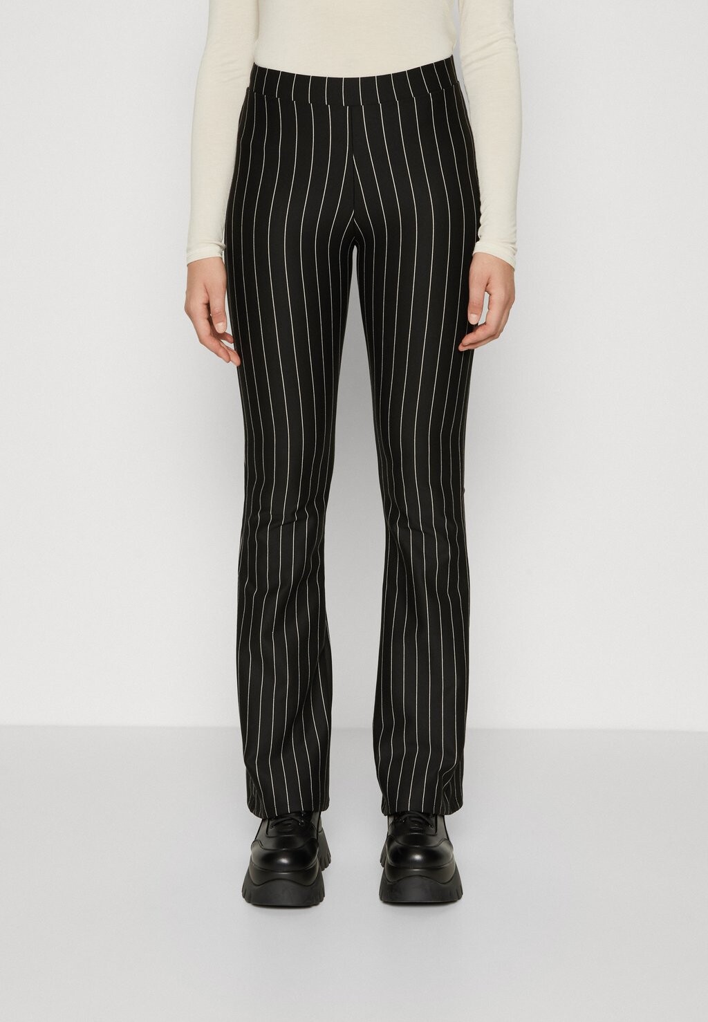 

Брюки Onlfever Pinstripe Flared ONLY, цвет black/pumice stone