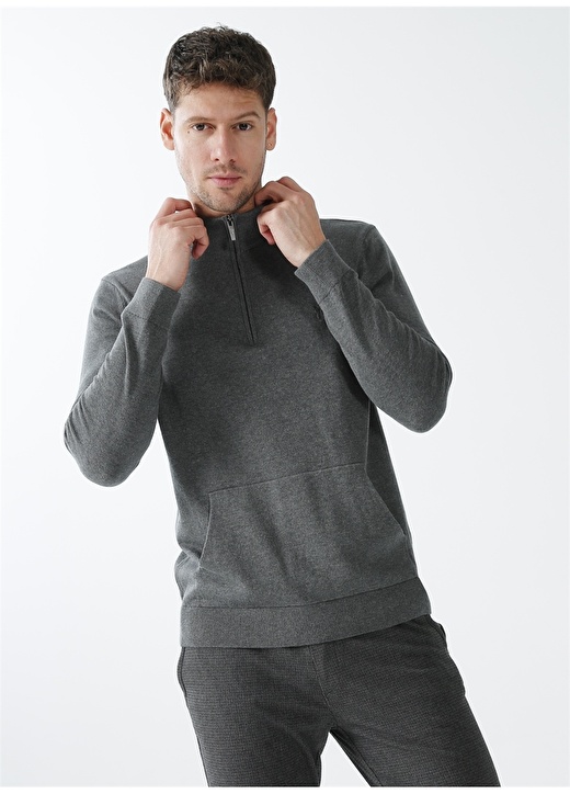 Однотонный мужской свитер антрацитового цвета с воротником-стойкой Fabrika Comfort