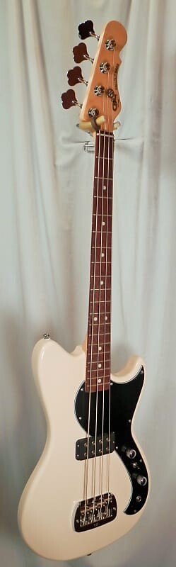 

Басс гитара G&L Tribute Series Fallout Bass Short Scale Olympic White Rosewood Fretboard