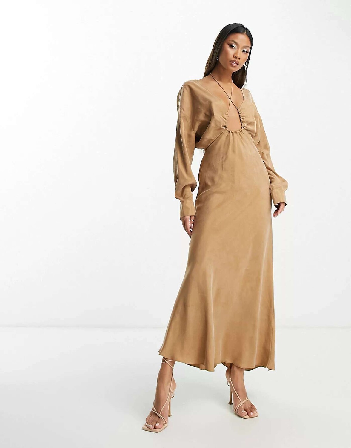 

Платье макси со сборками и кулиской с вырезами ASOS цвета мокко