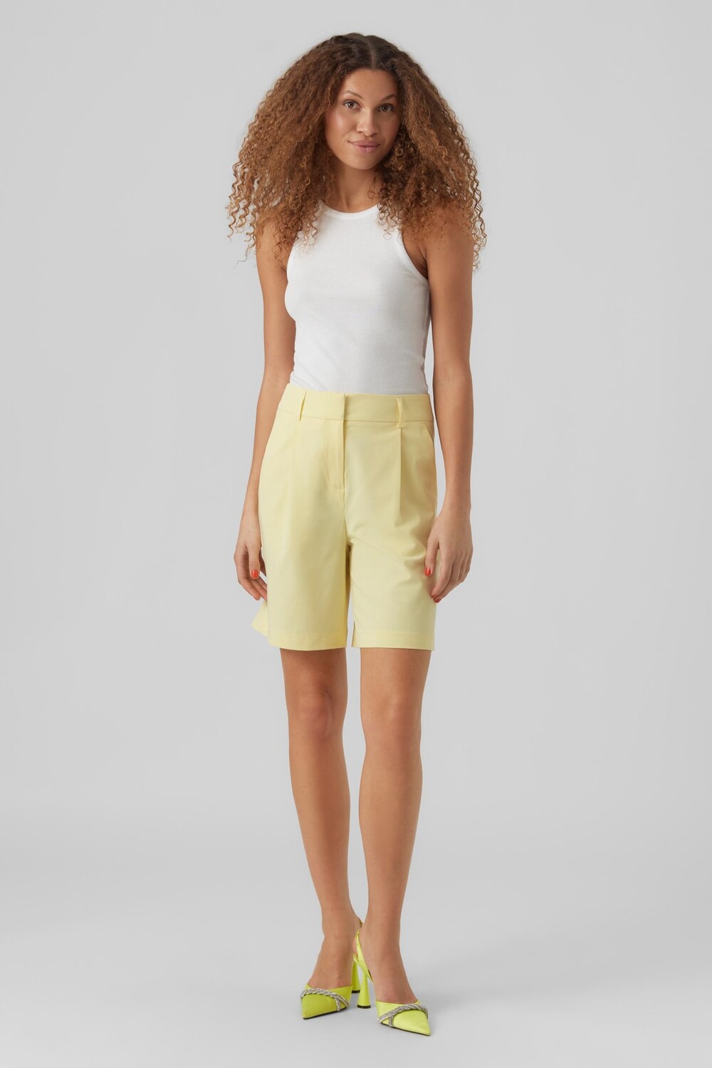 

Шорты – желтые – нормальная талия Vero Moda, желтый