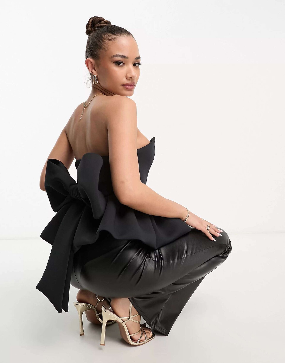 

Черный топ с баской и бантом на спине ASOS