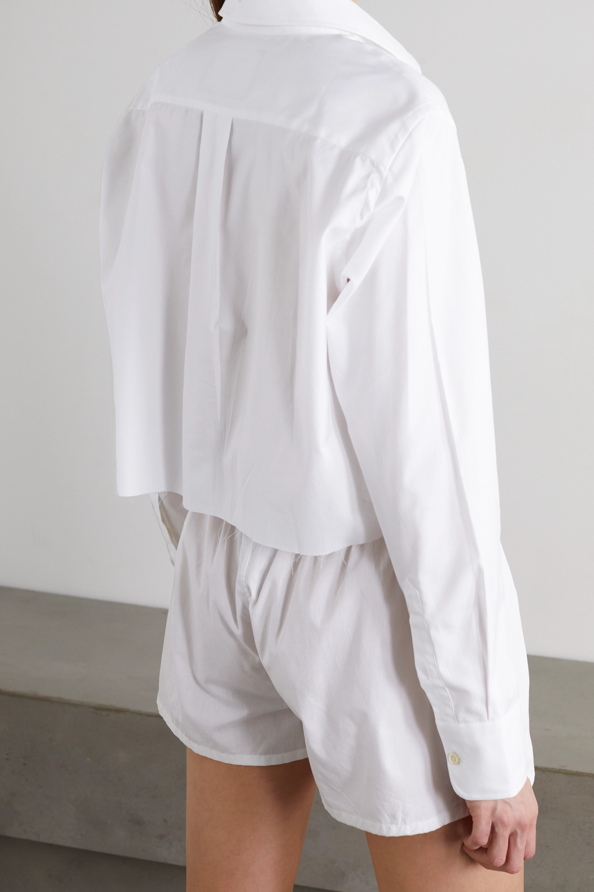 цена HOMMEGIRLS Укороченная рубашка из хлопкового поплина с вышивкой, белый