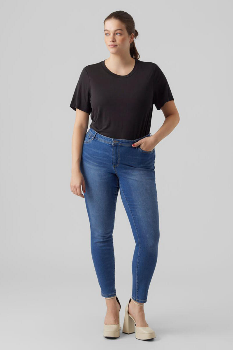 Узкие джинсы больших размеров Vero Moda Curve, синий короткое джинсовое платье больших размеров vero moda curve синий