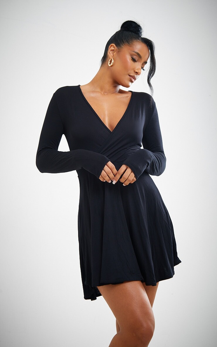 

PrettyLittleThing Черное трикотажное платье с плиссированной юбкой и длинными рукавами с запахом