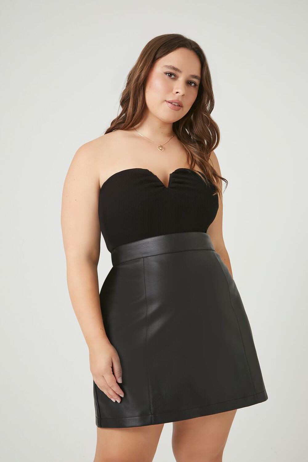 

Мини-юбка из искусственной кожи больших размеров Forever 21, черный