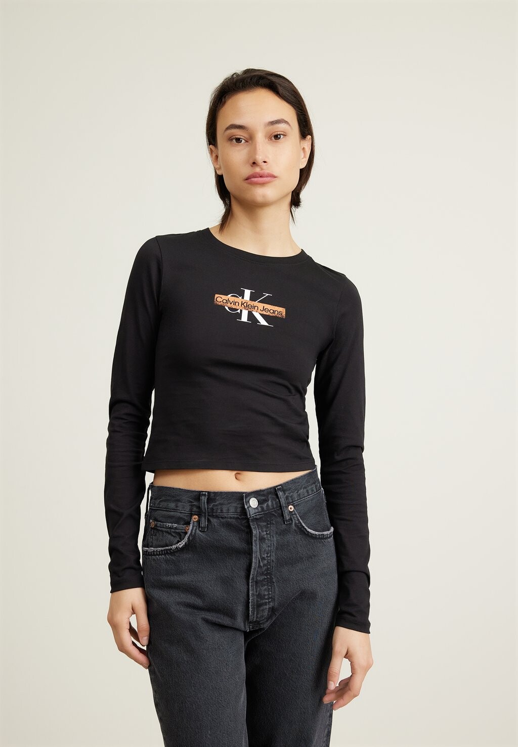 

Футболка с длинным рукавом SEASONAL MONOLOGUE LONG SLEEVE Calvin Klein Jeans, черная, Черный