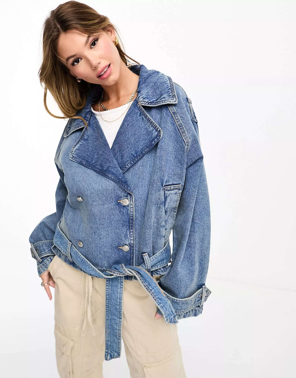 

Синяя джинсовая куртка с завязывающимся поясом Bershka, Синий