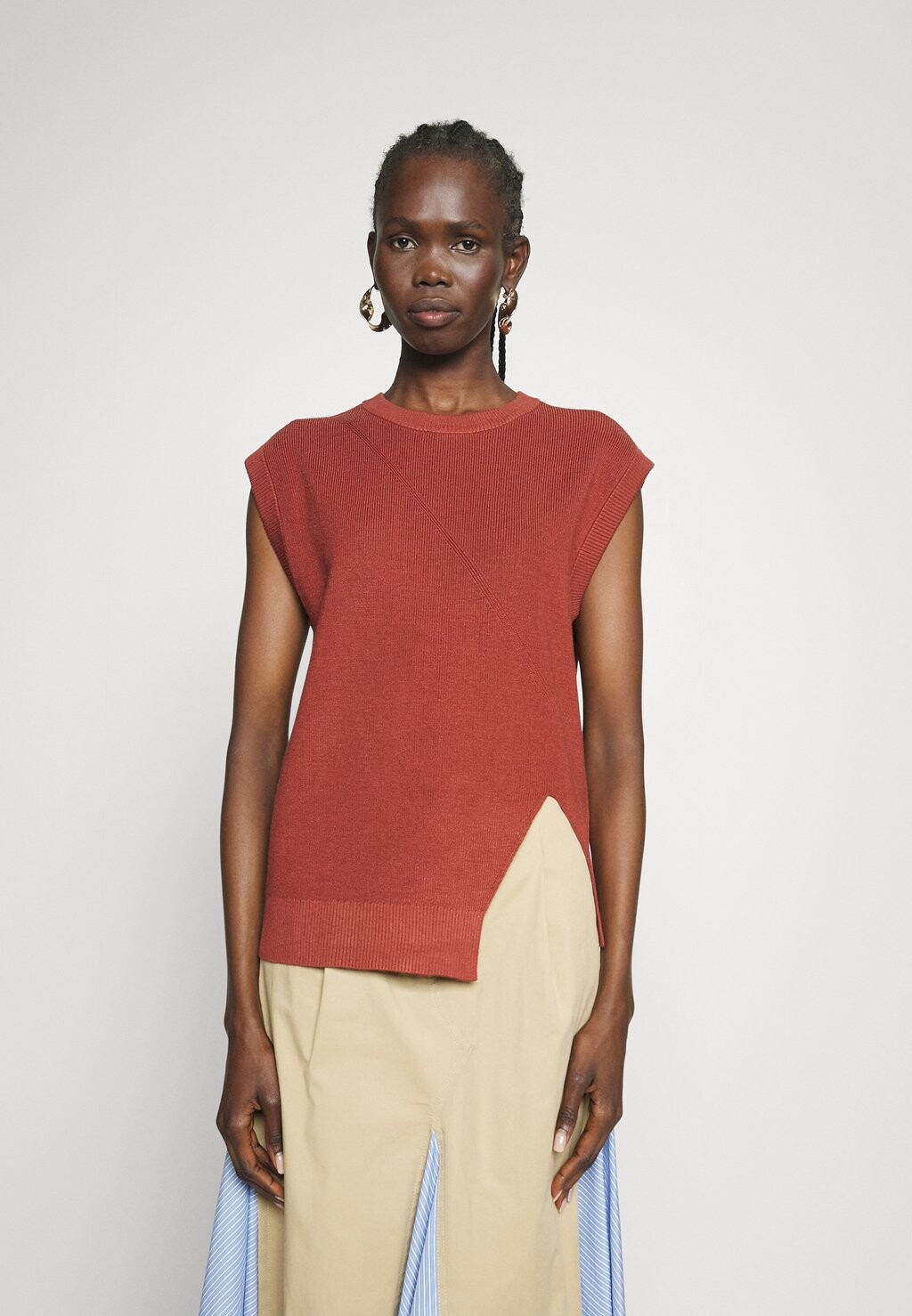 

Свитшот DKNY SLEEVELESS DIAGONAL, цвет bricklane