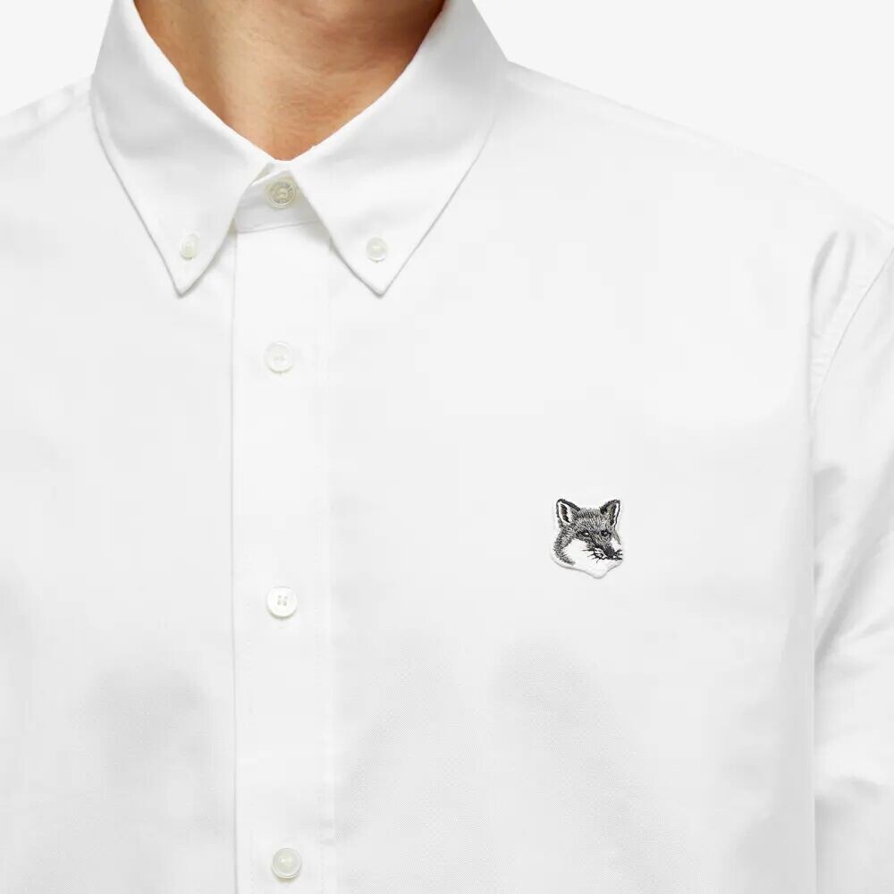 

Maison Kitsune Повседневная рубашка BD с нашивкой в ​​виде головы серой лисы, белый