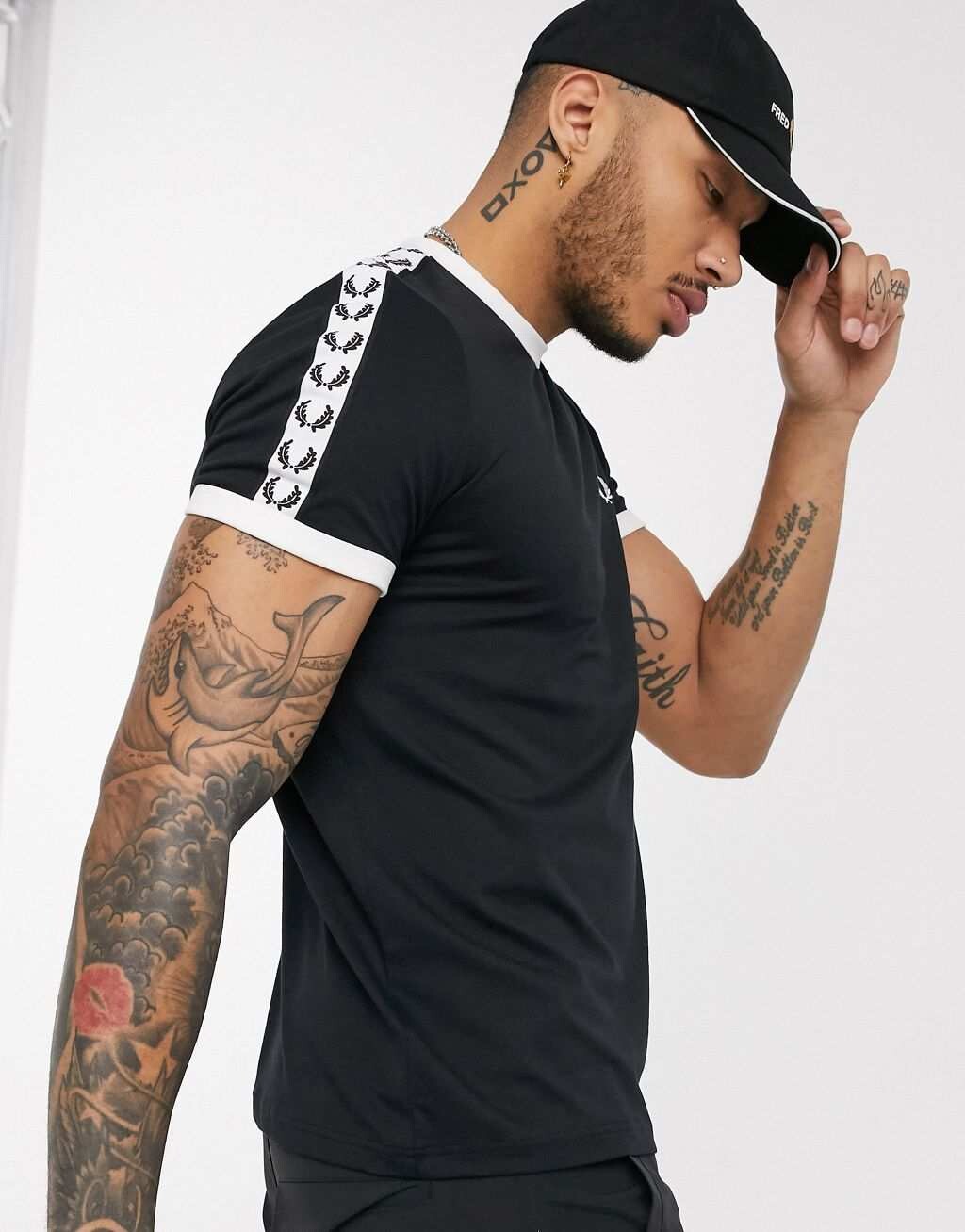 

Черная футболка с логотипом Fred Perry
