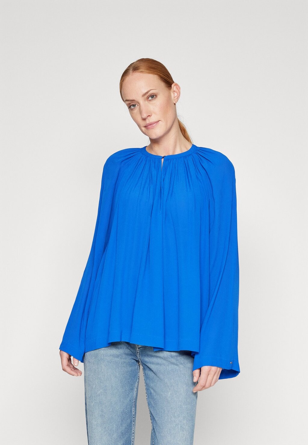 

Блузка Tommy Hilfiger КРЕП СОБРАННЫЙ, цвет ultra blue