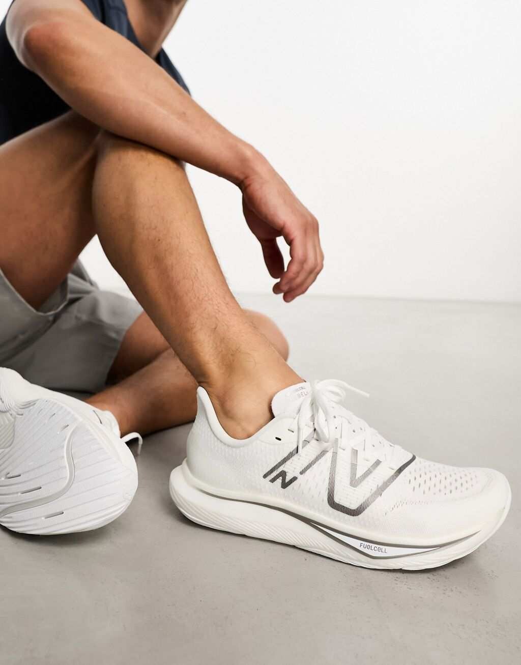

Белые кроссовки New Balance FCX
