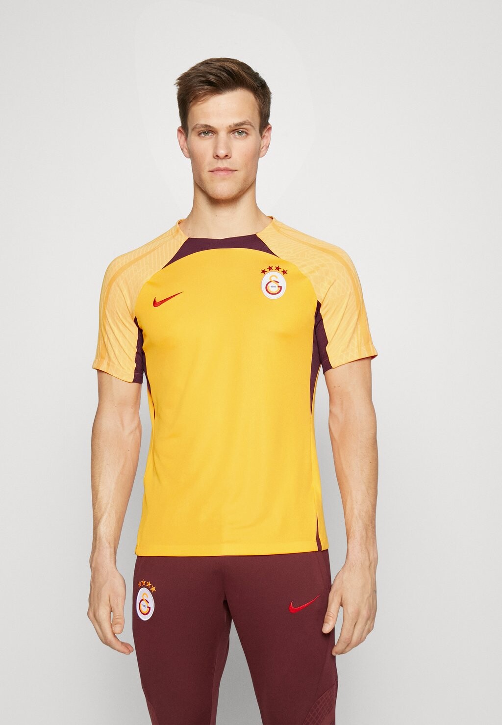 

Спортивная футболка GALATASARAY ISTANBUL STRIKE Nike, оранжевая