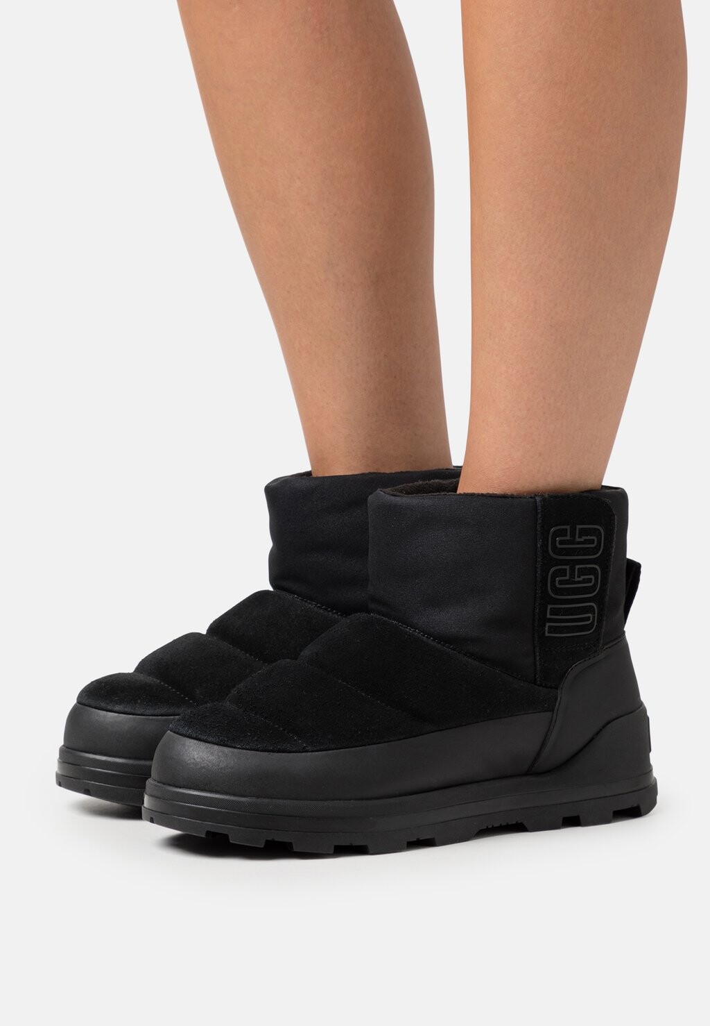 

Сапоги зимние UGG CLASSIC KLAMATH, черный