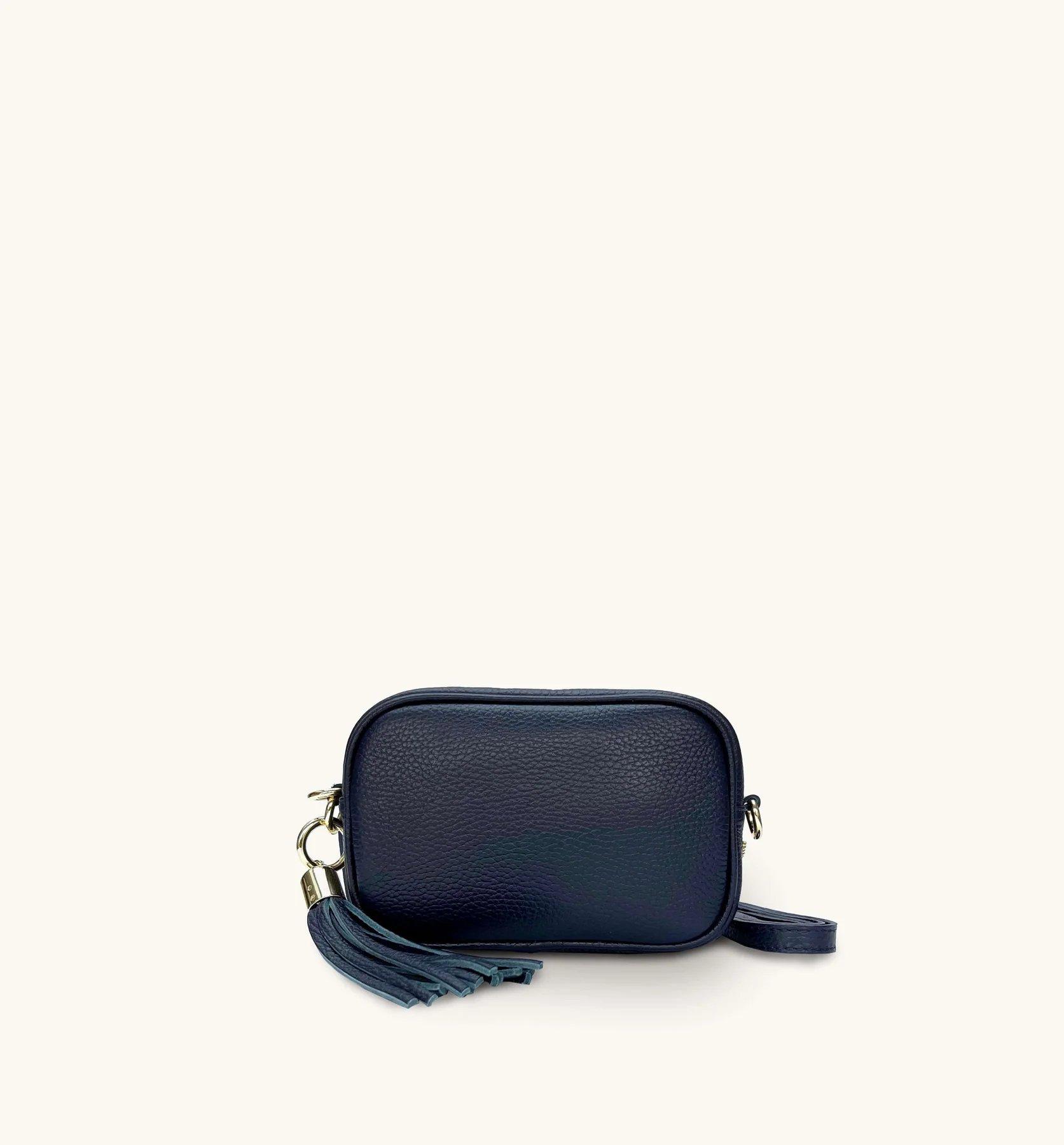 цена Темно-синяя кожаная сумка для телефона Mini с кисточками Apatchy London, темно-синий