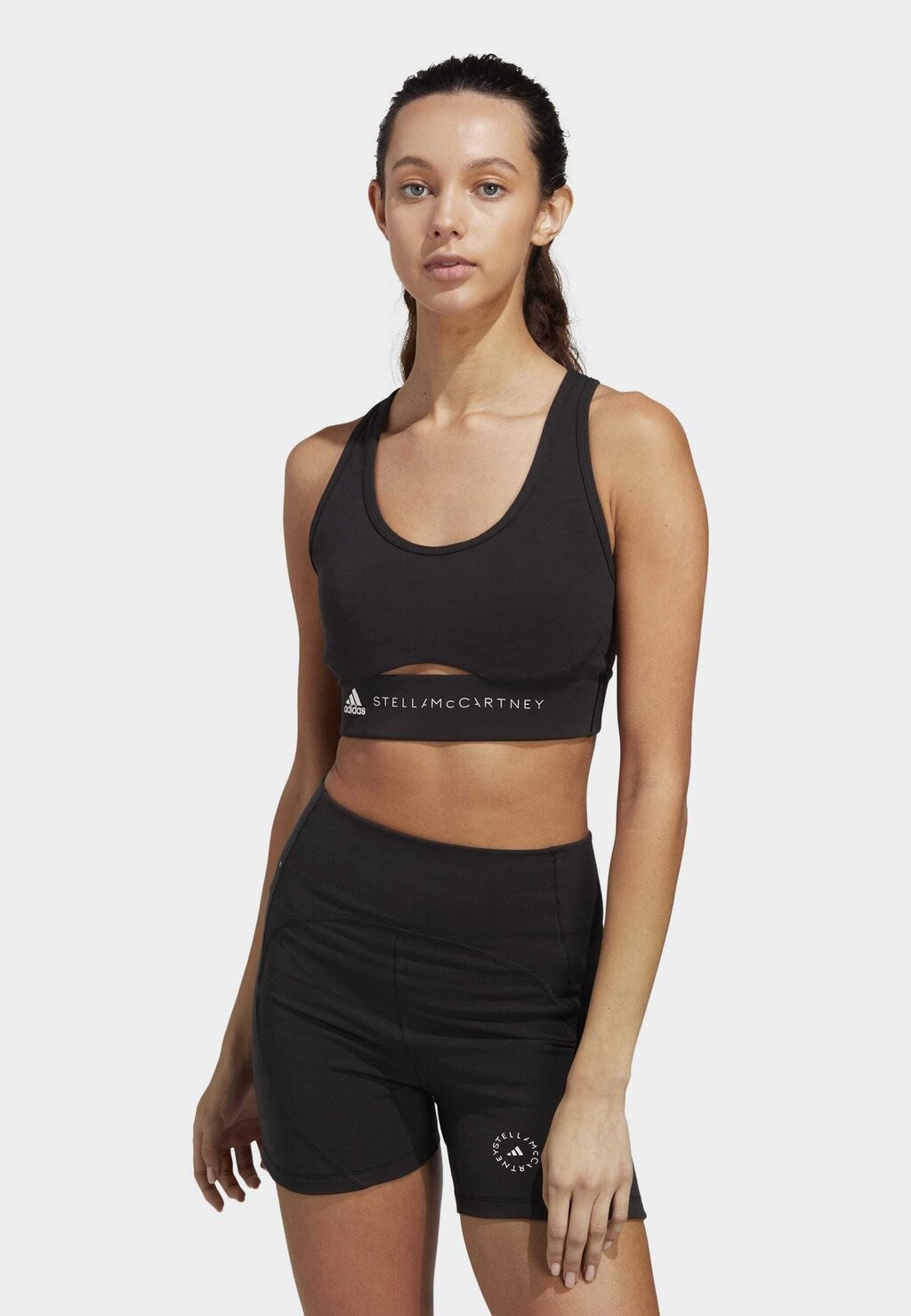 

Спортивный бюстгальтер средней поддержки adidas by Stella McCartney, черно-белый
