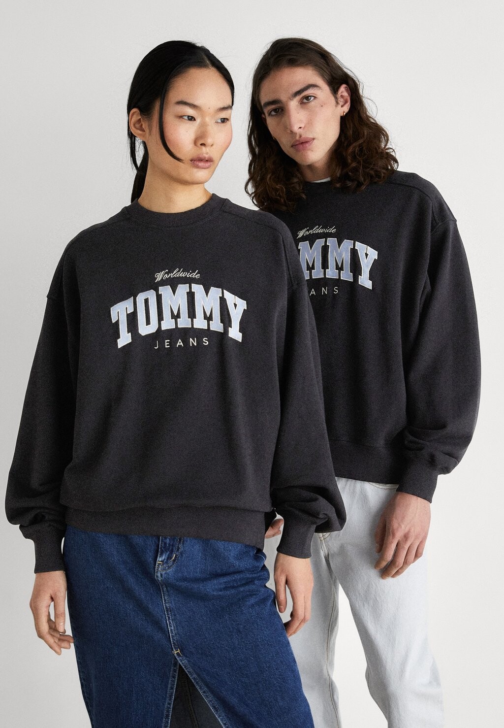 

Толстовка Boxy Varsity Crew Unisex Tommy Jeans, черный