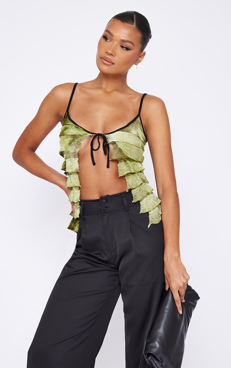 

PrettyLittleThing Зеленый блестящий текстурированный топ с рюшами и завязкой спереди
