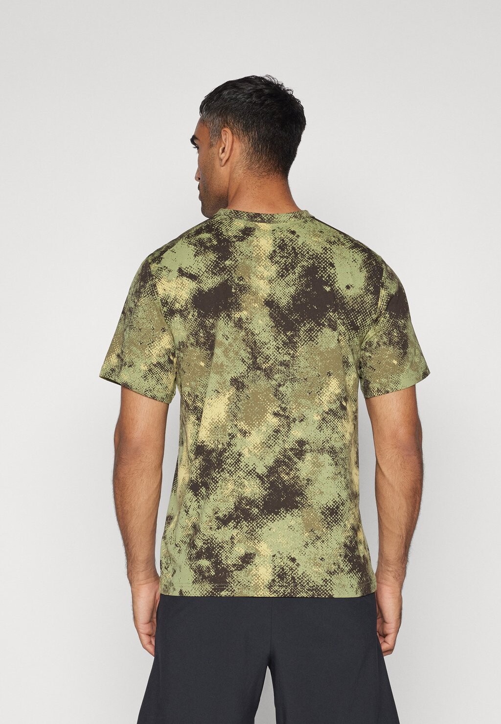 

Спортивная футболка CAMO HYVERSE TOP Nike, зеленый