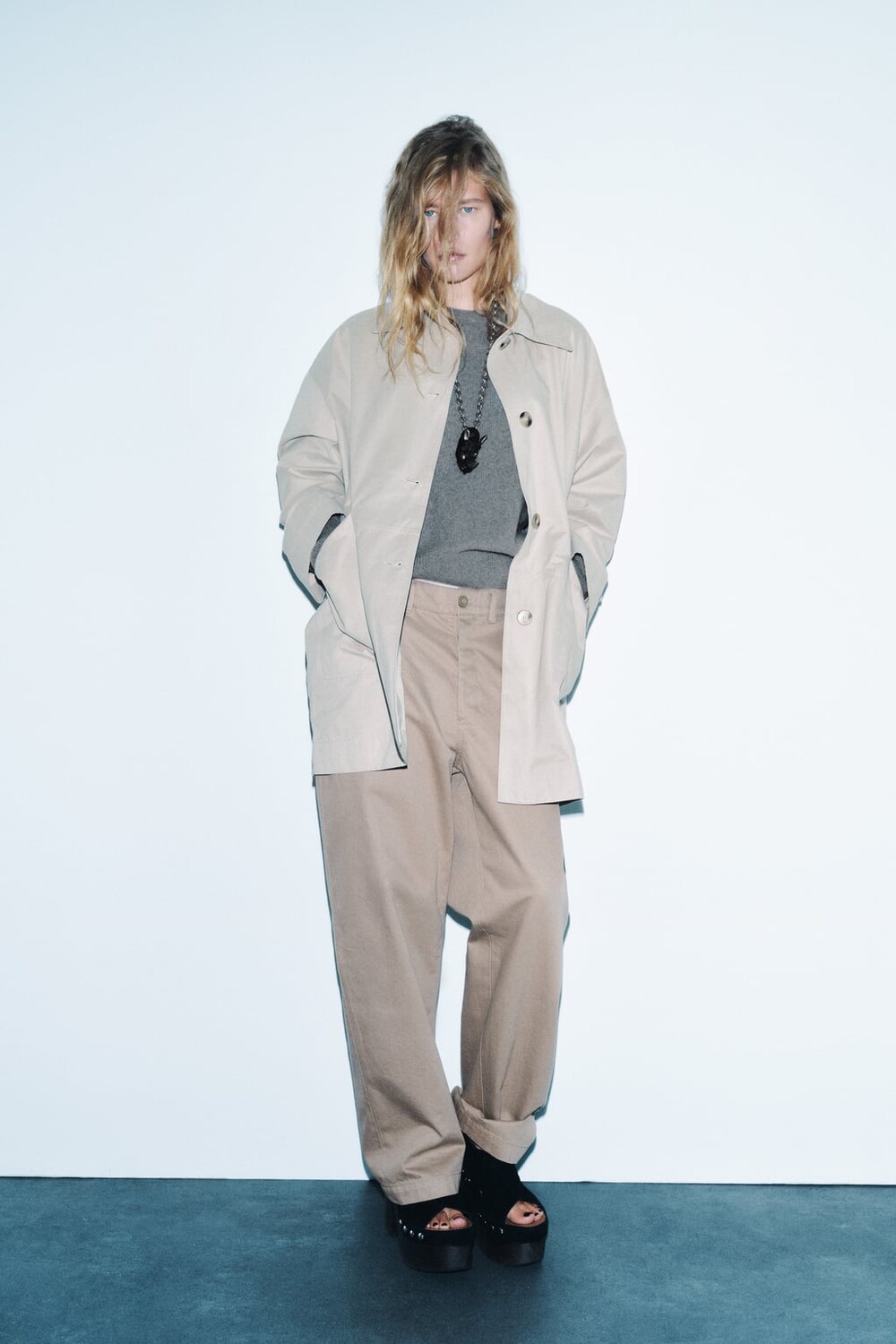 

Тренч оверсайз с карманами ZARA, песочный, Бежевый