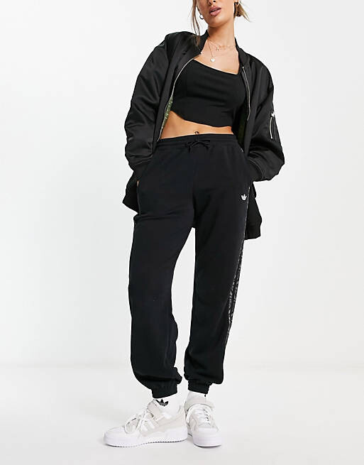 

Черные джоггеры с тремя полосками и зебровым принтом adidas Originals Animal Abstract
