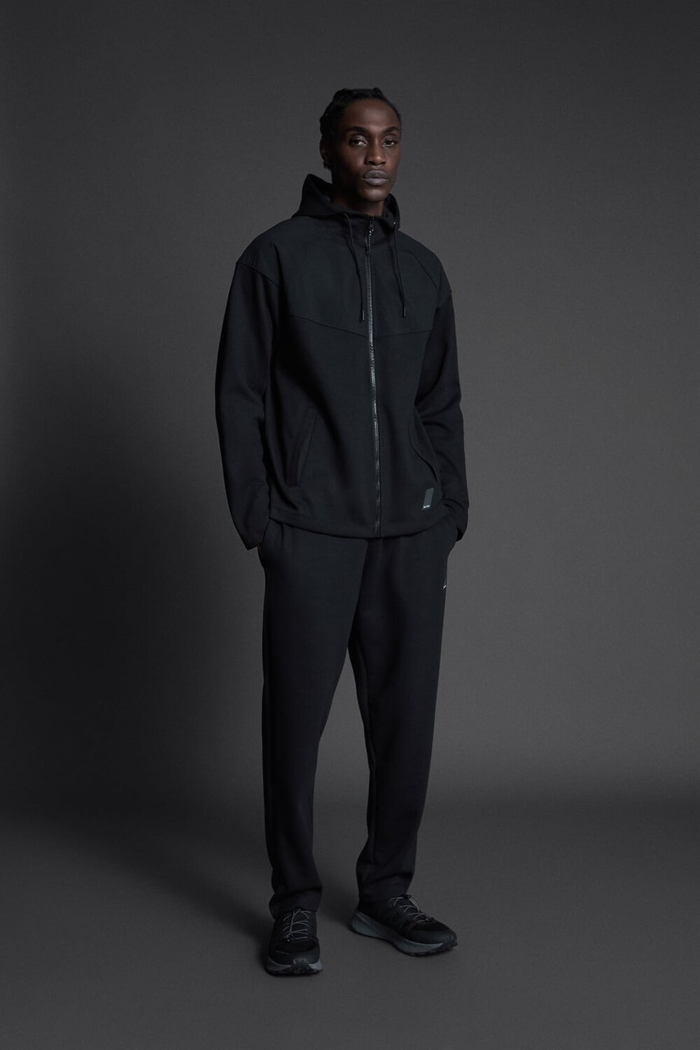 

Тренировочные брюки-джоггеры ZARA, черный