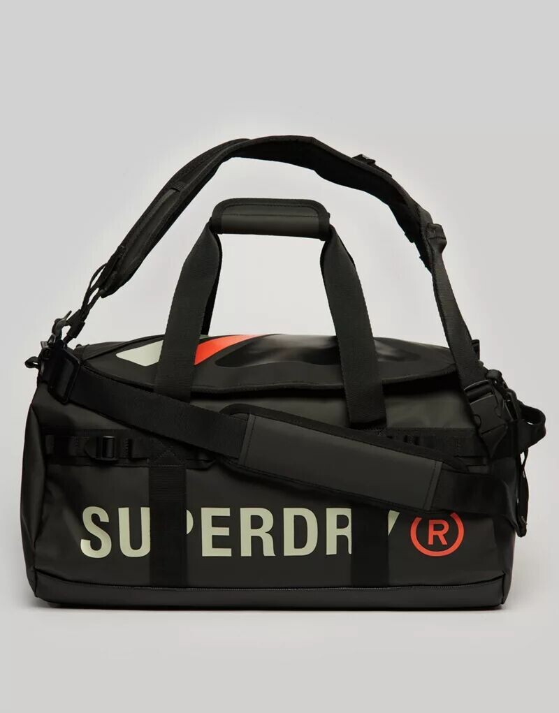 

Черная спортивная сумка Superdry